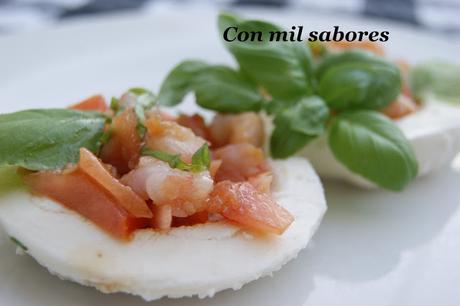 CAPRESE DE TARTAR DE LANGOSTINOS CON MOZARELLA Y ALBAHACA