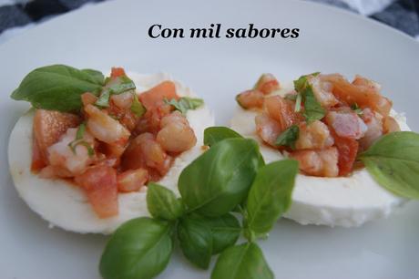 CAPRESE DE TARTAR DE LANGOSTINOS CON MOZARELLA Y ALBAHACA