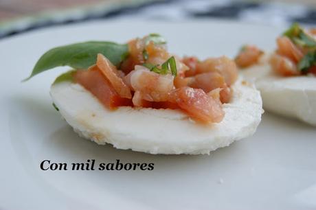 CAPRESE DE TARTAR DE LANGOSTINOS CON MOZARELLA Y ALBAHACA