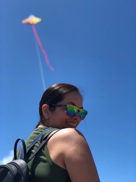mujer volando cometa