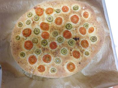 Focaccia con tomate, aceitunas y romero