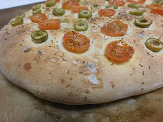 Focaccia con tomate, aceitunas y romero