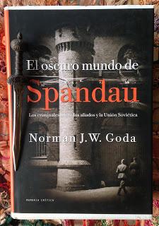 Portada del libro El oscuro mundo de Spandau, de Norman J. W. Goda