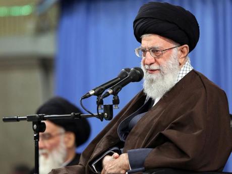 En esta imagen publicada por un sitio web oficial de la oficina del líder supremo iraní, el Líder Supremo Ayatollah Ali Khamenei habla en una reunión en Teherán, Irán, el sábado 14 de abril de 2018. Jamenei dijo que el ataque liderado por Estados Unidos contra Siria es una cr