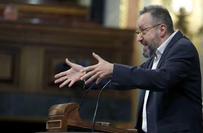 El vuelo de Cifuentes con su “mastergate” y su estrepitosa caída.