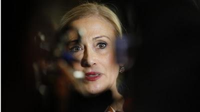 El vuelo de Cifuentes con su “mastergate” y su estrepitosa caída.