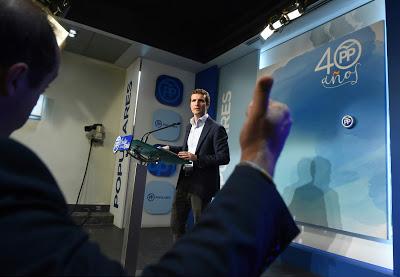 El vuelo de Cifuentes con su “mastergate” y su estrepitosa caída.