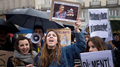 El vuelo de Cifuentes con su “mastergate” y su estrepitosa caída.