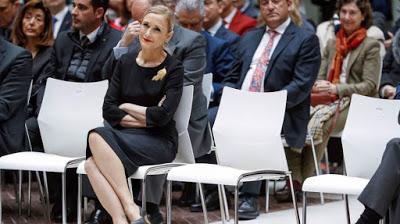El vuelo de Cifuentes con su “mastergate” y su estrepitosa caída.