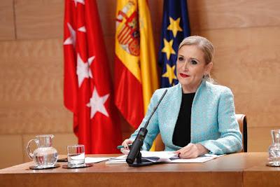El vuelo de Cifuentes con su “mastergate” y su estrepitosa caída.