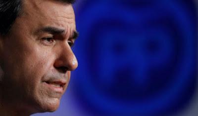 El vuelo de Cifuentes con su “mastergate” y su estrepitosa caída.