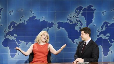 La presentadora de Fox News, Laura Ingraham, interpretada por Kate McKinnon, izquierda, le dice al presentador de 'Actualización de fin de semana' Colin Jost acerca de sus nuevos anunciantes en 'Saturday Night Live'.