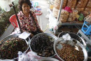 Increíble En Camboya, los temores son altos de que la tarántula puede salirse del menú A Cambodian woman sells deep-fried scorpion at the town of Skun, Kampong Cham province, northeast of Phnom Penh, Cambodia Friday, March 16, 2018. The town is the well-known place for selling insect deep-fried, tarantula, scorpion, and cricket, and silkworm, to travelers, who stop by on their way to and from the country's northern and northeastern provinces. (AP Photo/Heng Sinith)