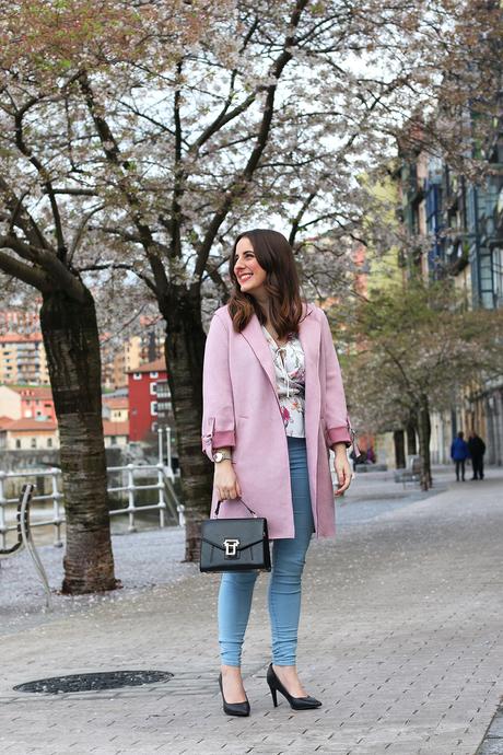 Outfit de primavera con abrigo rosa y blusa de flores