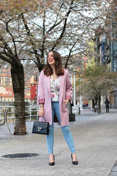 Outfit de primavera con abrigo rosa y blusa de flores
