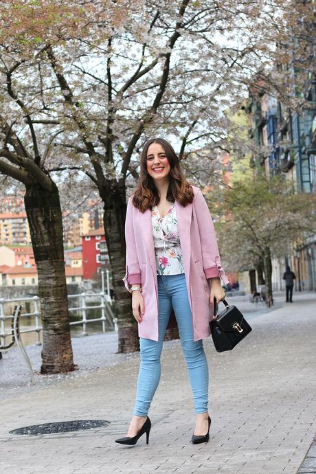 Outfit de primavera con abrigo rosa y blusa de flores