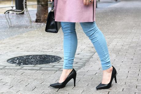 Outfit de primavera con abrigo rosa y blusa de flores