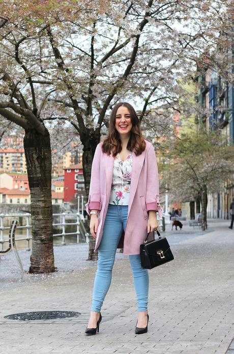 Outfit de primavera con abrigo rosa y blusa de flores