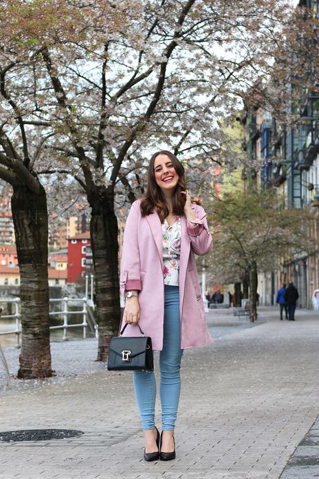 Outfit de primavera con abrigo rosa y blusa de flores