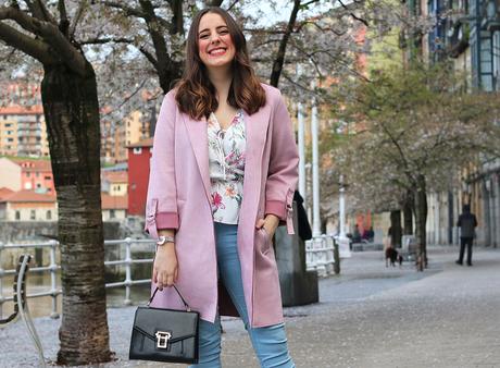 Outfit de primavera con abrigo rosa y blusa de flores