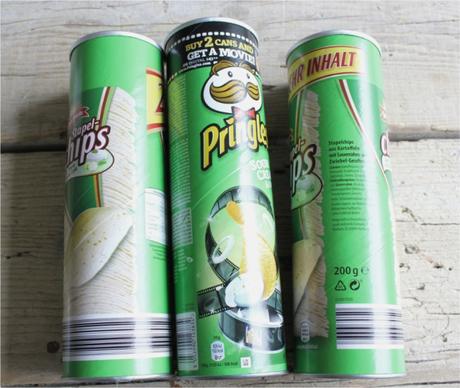 Un florero con un bote de patatas Pringles Un florero con un bote de patatas Pringles