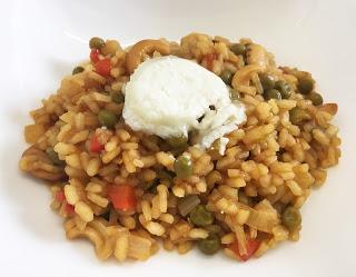 Arroz con verduras, queso de cabra y anacardos Arroz con verduras, queso de cabra y anacardos