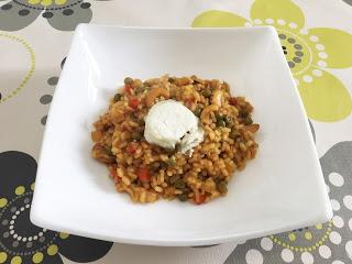 Arroz con verduras, queso de cabra y anacardos