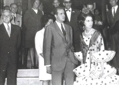 Los Reyes eméritos en el hotel Alfonso XIII en una Feria de Abril de los años 60. (Archivo)