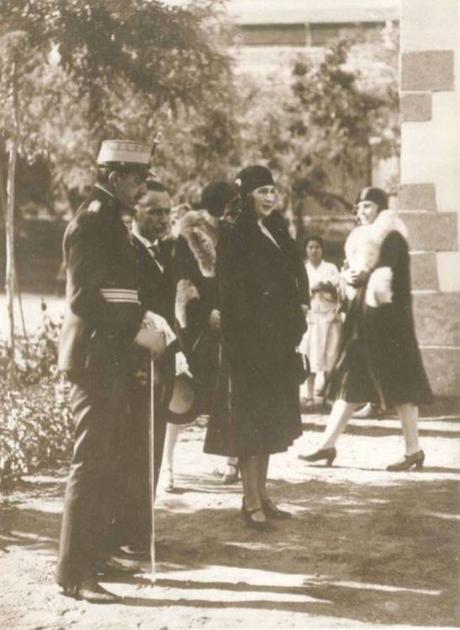 Alfonso XIII y doña Mercedes en una visita al hotel que lleva su nombre. (Archivo)