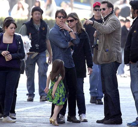 El actor Tom Cruise y su hija Suri en las calles de Sevilla en 2009, cuando se alojó en el Alfonso XIII. (Gtres)