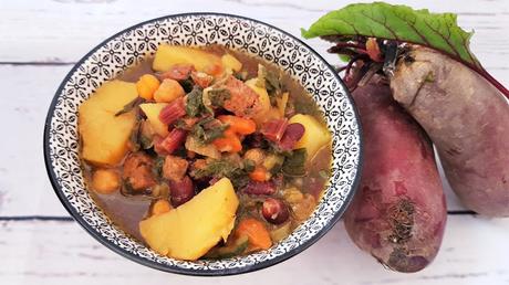 Potaje de verduras con hojas de remolacha, judías rojas, garbanzos y seitán