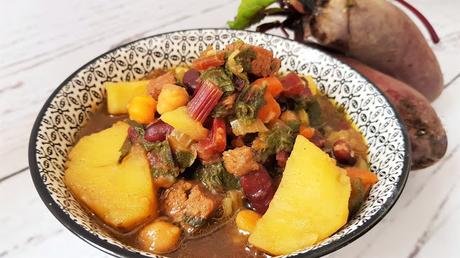 Potaje de verduras con hojas de remolacha, judías rojas, garbanzos y seitán