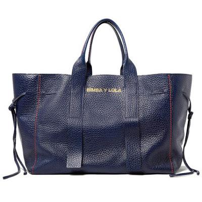 Bolso shopper azul marino XXL bimba y lola En este maxibolso podrás llevar todas las prendas de ropa que te vayan sobrando durante el día.