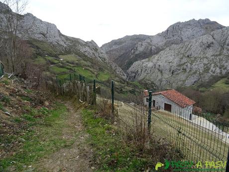 Casa y vallado bajando a la Foz