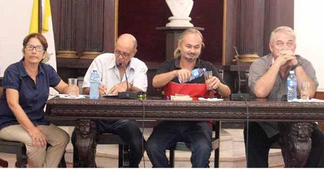 Compraron pescado y le cogieron miedo a los ojos. Compraron pescado y le cogieron miedo a los ojos.