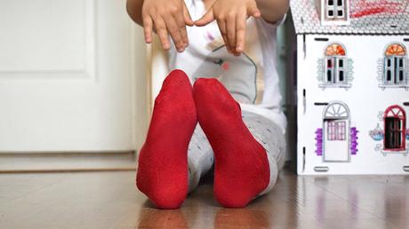 Luna calcetines rojos y manos