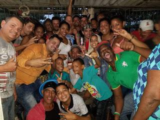 jovenes-riendo-piragua