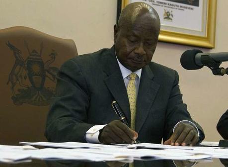 El presidente de Uganda Yoweri Museven desea prohibir el sexo oral por que “la boca es solo para comer”
