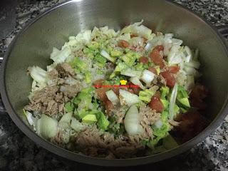 ENSALADA DE QUINOA, ATÚN Y AGUACATE