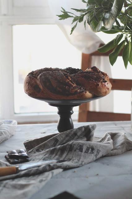 Brioche trenzado de chocolate al limón con fresas