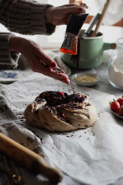 Brioche trenzado de chocolate al limón con fresas