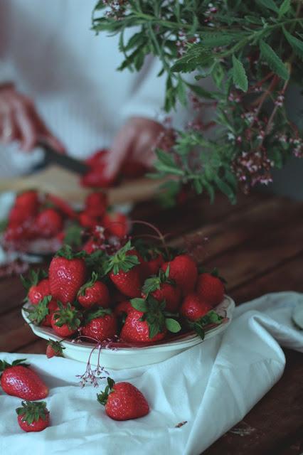 Brioche trenzado de chocolate al limón con fresas