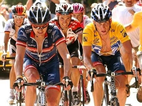 Floyd Landis (izquierda) y Lance Armstrong van juntos