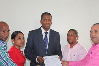 Ayuntamientos de Barahona reconocen gestión de Francisco Del Valle.