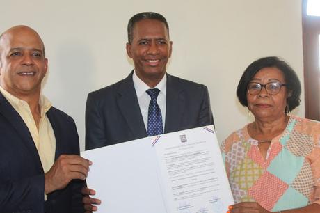 Ayuntamientos de Barahona reconocen gestión de Francisco Del Valle.