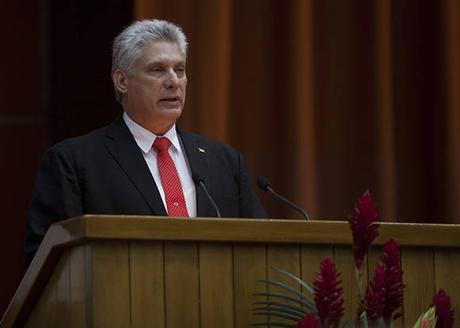Nuevo presidente de Cuba jura seguirá impulsando revolución.