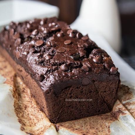 Cake de cacao, banana y calabacĂ­n muy fĂĄcil vĂ­a elgatogoloso.com