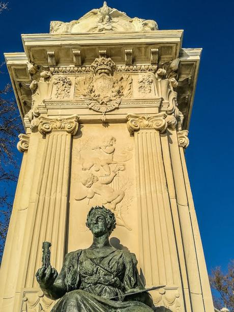 Ven a tomar el sol en el Retiro arropado por las columnas del Monumento a Alfonso XII 
