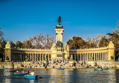 Ven a tomar el sol en el Retiro arropado por las columnas del Monumento a Alfonso XII 