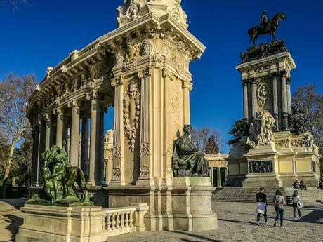 Ven a tomar el sol en el Retiro arropado por las columnas del Monumento a Alfonso XII 